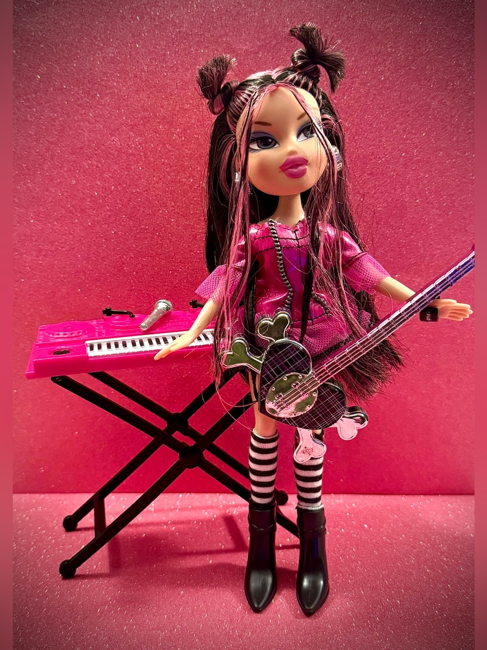 Bratz Girlz Really Rock Jade Doll w/ Guitar Keyboard Microphone Accessories